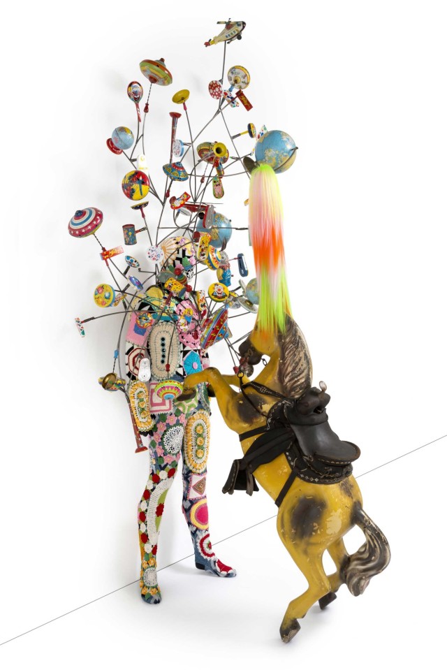 Nick Cave, Soundsuit, 2016. Mixed media including a large toy horse and various other toys, gloves, wire, metal and mannequin 300 x 152,5 x 127 cm © Nick Cave. Photo by James Prinz Photography. Courtesy of the artist and Jack Shainman Gallery, New York. Collection Fondation Villa Datris