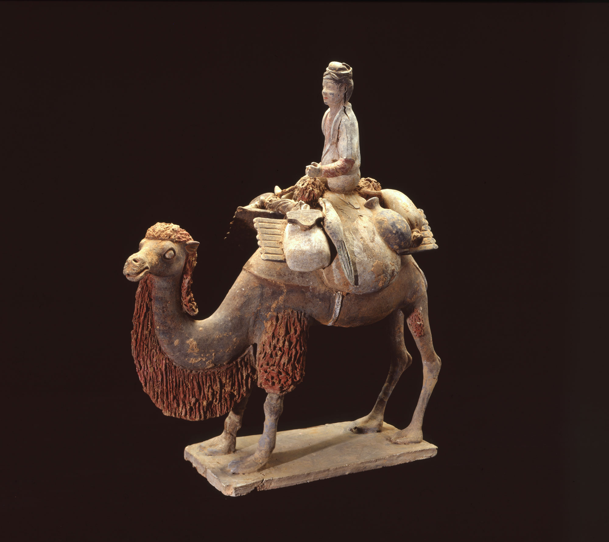 Statuette funéraire (mingqi) d'un caravanier sur un chameau de Bactriane n°Inventaire MA6721 (Chine du nord, Milieu du 7e siècle, Dynastie Tang (618-907). Prêt du Musée de Guimet.