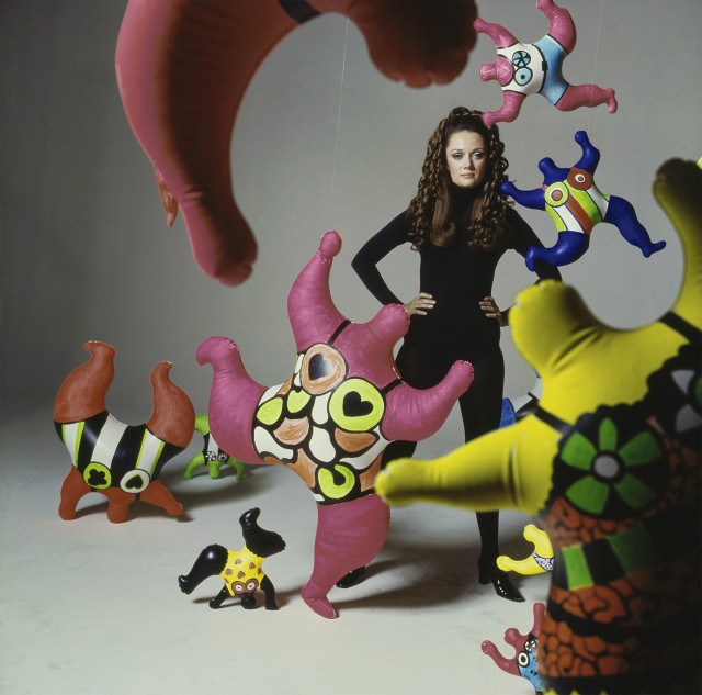 3. L’artiste Niki de Saint Phalle avec ses sculptures gonflables Nanas sur la plage. Parution dans Vogue, 15 avril 1968. Photographie par Bert Stern @ 2024 Condé Nast
